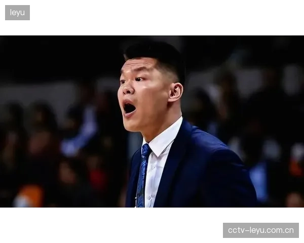 广东球迷热议引进王哲林与周琦联手，但总经理朱芳雨表示坚持青训。